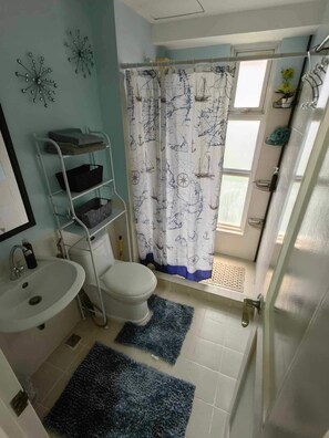Regadera, secadora de cabello, bidet, toallas 