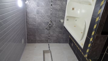 Cottage, Garden View | Bathroom | Towels, toilet paper