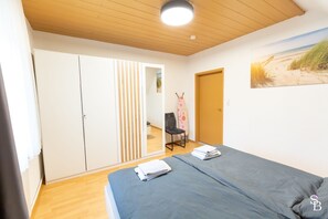 2 soverom, safe på rommet, strykejern/-brett og reiseseng for barn