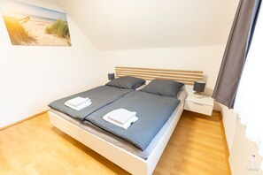 2 soverom, safe på rommet, strykejern/-brett og reiseseng for barn