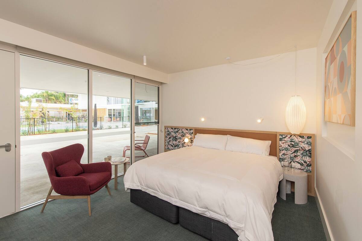 Executive King Balcony with Free Parking, Wifi, Welcome Drink, Minibar | Soundproofing, iron/ironing board, WiFi (free), bed sheets