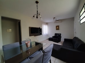 Living area - Round Trip - LA08-Bertioga, SESC, Riviera, Vista Linda, Indaiá (Jardim Rafael Bertioga)