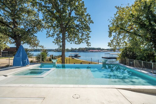 Lake Hamilton~Heated Pool w/ Hot Tub~ADA Accessible! Private Boat Launch