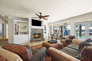 Smart TV, chimenea, tenis de mesa y libros 