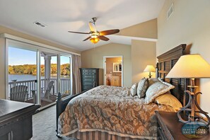 4 bedrooms, desk, iron/ironing board, free WiFi - Green Lake Luxury Home with Rooftop Deck Hot Tub Pier Sunset Views (Elkhorn)