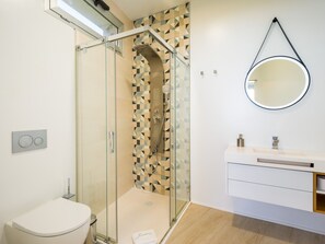 Shower, hair dryer, towels