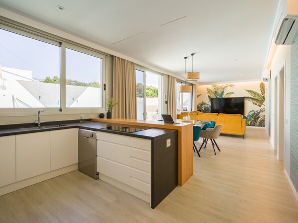 冷蔵庫、電子レンジ、オーブン、食器洗い機