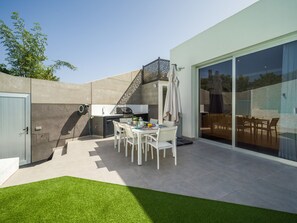 屋外ダイニングエリア