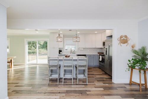 NEW! Cozy Hidden Haven - Centrally Located to Beach, Shopping & Downtown!