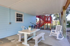 Outdoor dining - Waterfront Oak Island Home w/ Dock (Oak Island)