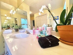 Habitación doble Confort | Baño | Amenidades de baño gratuitas, toallas, jabón, shampoo 
