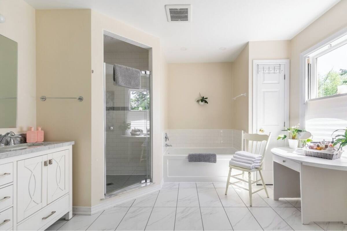 Departamento Deluxe, cocineta | Baño | Amenidades de baño gratuitas, toallas, jabón, shampoo 