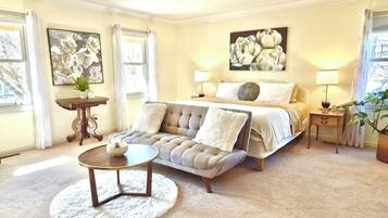 Deluxe appartement, kitchenette | Een strijkplank/strijkijzer, gratis wifi