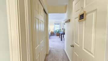 Deluxe appartement, kitchenette | Een strijkplank/strijkijzer, gratis wifi