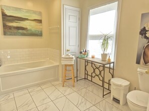Deluxe Apartment, Kitchenette | Bathroom | Free toiletries, towels, soap, shampoo - Where the Sidewalk Ends (Niagara-on-the-Lake)