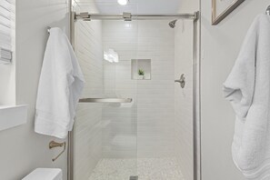 Een douche, een haardroger, handdoeken