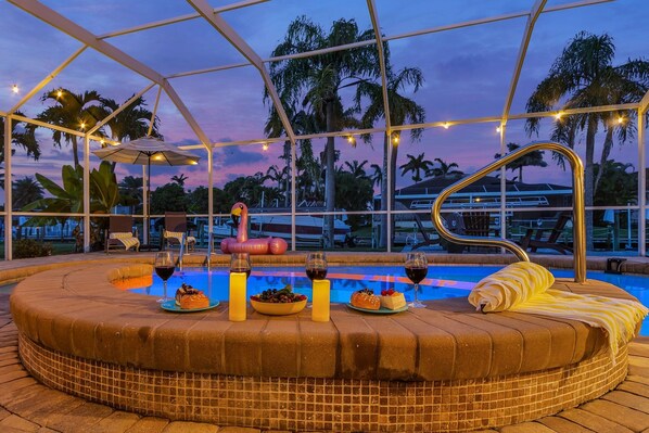 A heated pool - Boating & Fishing Enthusiasts, Heated Pool and Spa, Bicycles - Latitude Adjustment - Roelens (Cape Coral)