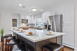 Fridge, microwave, oven, stovetop - Boating & Fishing Enthusiasts, Heated Pool and Spa, Bicycles - Latitude Adjustment - Roelens (Cape Coral)