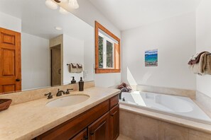 Casa, várias camas (Tahoe Haven) | Banheiro
