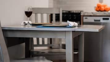 Studio, 1 King Bed (Bearfoot Bungalow) | Dining