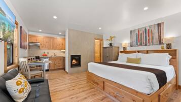 Studio, 1 King Bed (Bearfoot Bungalow) | 1 bedroom, WiFi