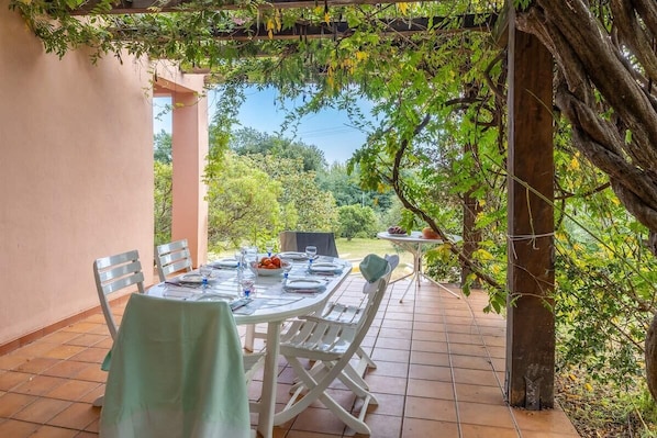 Outdoor dining - Villa Josiane (San-Nicolao)