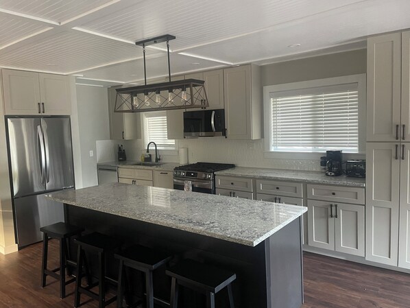 ثلاجة، ميكروويف، فرن، موقد طهي مسطح