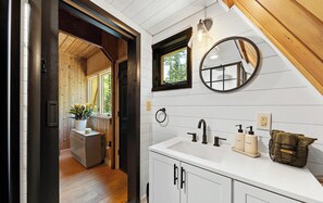 Dusche, Seife, Shampoo, Toilettenpapier