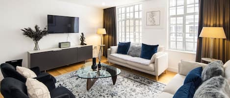 Een smart-tv en een stereo