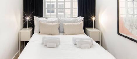 3 bedrooms, desk, iron/ironing board, travel cot