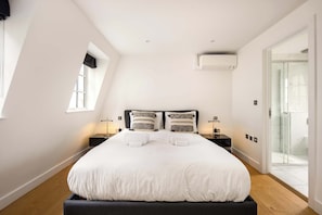 3 habitaciones, escritorio y tabla de planchar con plancha