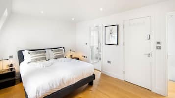 3 bedrooms, desk, iron/ironing board, travel cot