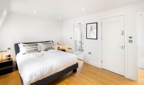 3 bedrooms, desk, iron/ironing board, travel cot