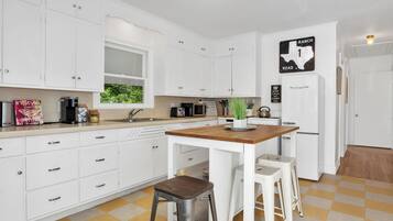 Fridge, microwave, stovetop, dishwasher