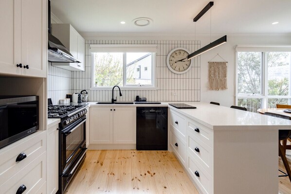 Køleskab, mikrobølgeovn, ovn, kogeplade