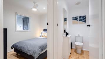 3 bedrooms, iron/ironing board, travel cot, free WiFi