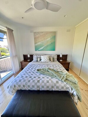 3 habitaciones, tabla de planchar con plancha y cuna de viaje 