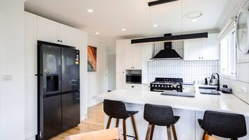 Een koelkast, een magnetron, een oven, een kookplaat