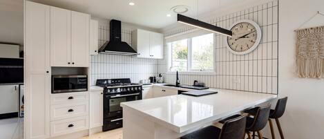 Refrigerador, microondas, horno, placa de cocina