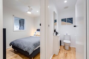 3 habitaciones, tabla de planchar con plancha y cuna de viaje
