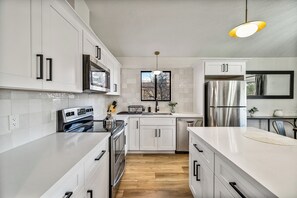 Kjøleskap, mikrobølgeovn, ovn og kokeplater