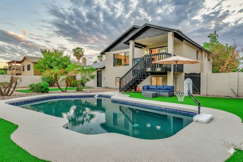 Your Home Away from Home: Free Heated Pool, Games, Western, BBQ, Lux Home