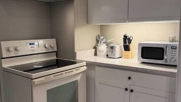 Køleskab, mikrobølgeovn, ovn, kogeplade