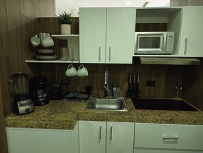 電子レンジ、コーヒー / ティーメーカー、ミキサー、調理器具と食器