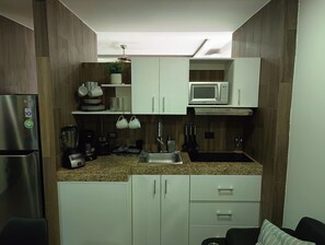 Mikrobølgeovn, kaffe-/temaskine, brødrister, blender