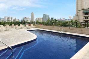 Outdoor pool - Aqua Palms Condo with City View (Honolulu)