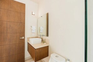 Căn hộ tiện nghi đơn giản, 2 phòng ngủ, quang cảnh vườn | Phòng tắm