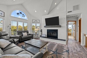 Fernseher, Tischfußball, Bücher