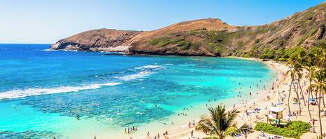 Playa en los alrededores, playa de arena blanca y toallas de playa