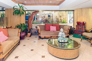 Lobby sitting area - Bamboo Hotel with Pool Access (Honolulu)